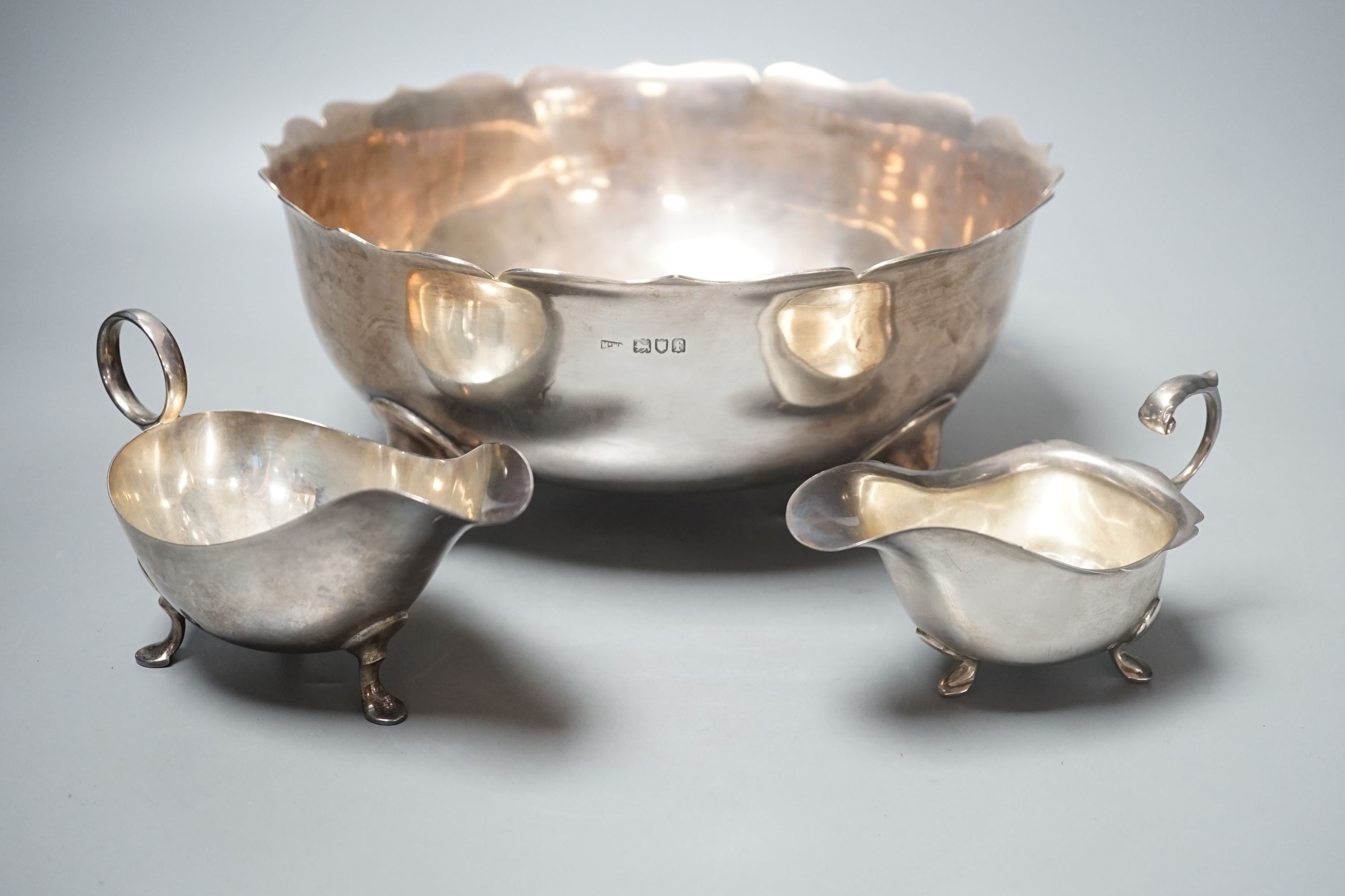 An Edwardian silver fruit bowl by Mappin & Webb, London, 1901, diameter 25.5cm and two later silver sauceboats, 36oz.